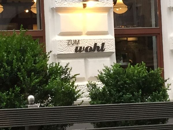 https://cdn.gastronovi.com/tmp/images/zum-wohl_1920x450_or_507387557125593d.jpg
